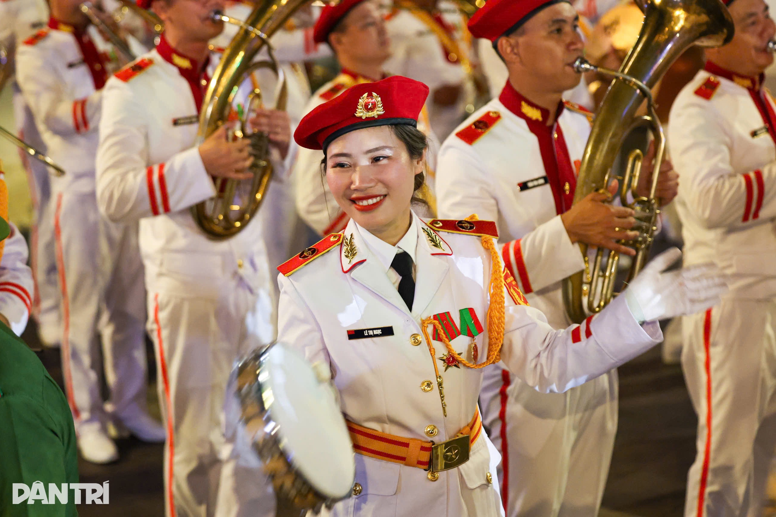 View - Đoàn quân diễu binh trùng trùng như sóng tại buổi sơ duyệt đại lễ 30/4 | Báo Dân trí