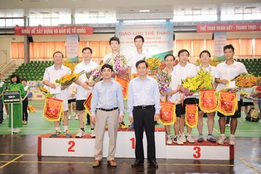 Vietcombank giao lưu thể thao với các đơn vị nhân 65 năm ngày truyền thống ngành kiểm tra Đảng 