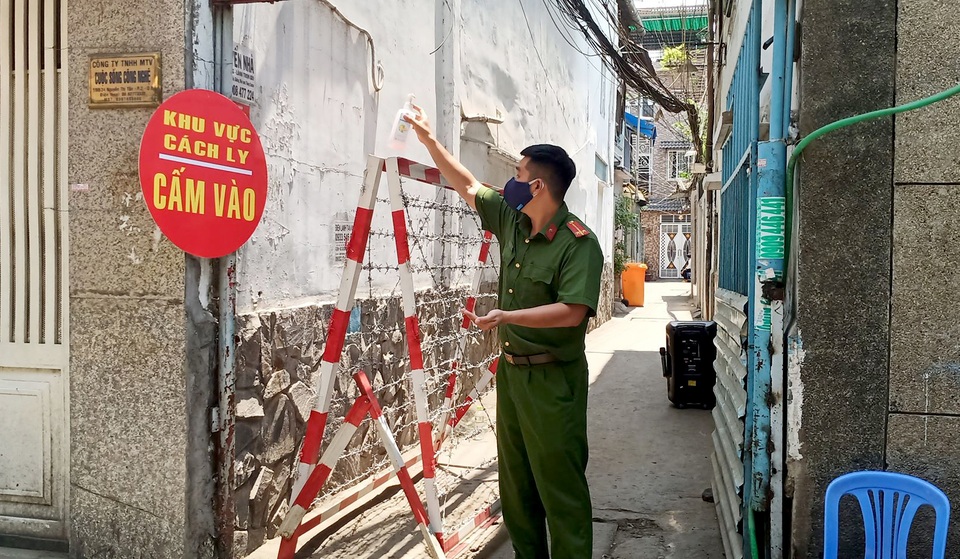 Du khách đến khai báo tạm trú, 3 công an phường bị cách ly - 1 Du khách đến khai báo tạm trú, 3 công an phường bị cách ly - 1