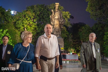 Tổng thống Hungary nắm tay Phu nhân tản bộ hồ Hoàn Kiếm