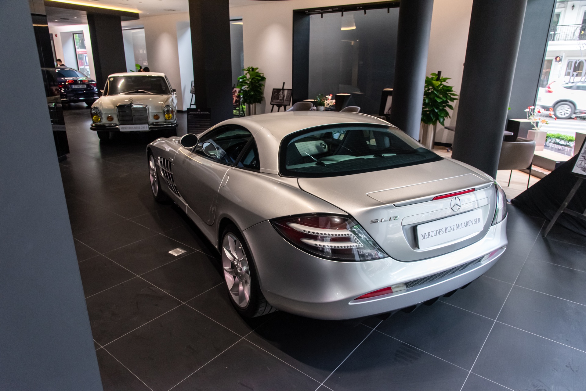 Mũi tên bạc SLR McLaren và loạt xe Mercedes hiếm tái xuất ở Hà Nội - 3