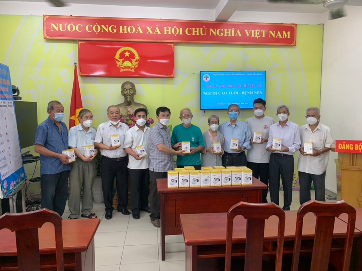 CEO ABCSport Lê Trường Mạnh tặng người cao tuổi 40.000 máy đo huyết áp - 3 CEO ABCSport Lê Trường Mạnh tặng người cao tuổi 40.000 máy đo huyết áp - 3