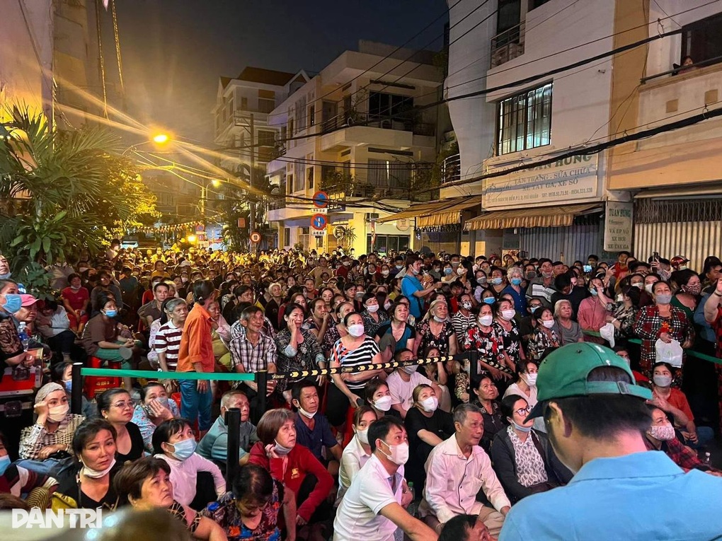 Đêm tiễn Vũ Linh: Ngọc Huyền ngất xỉu, hàng ngàn người xem hát đến 1h sáng - 1 Đêm tiễn Vũ Linh: Ngọc Huyền ngất xỉu, hàng ngàn người xem hát đến 1h sáng - 1