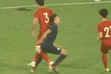 Supachai nhận thẻ đỏ vì chơi xấu Đình Trọng