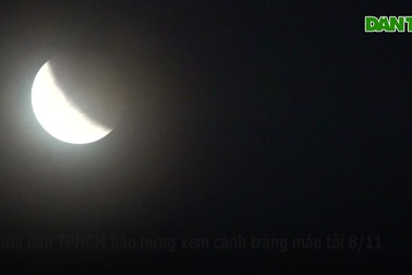 Người dân TPHCM cho con nghỉ học đi xem trăng máu