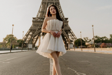 Ca sĩ Hoàng Mỹ An khoe dáng quyến rũ tại Pháp