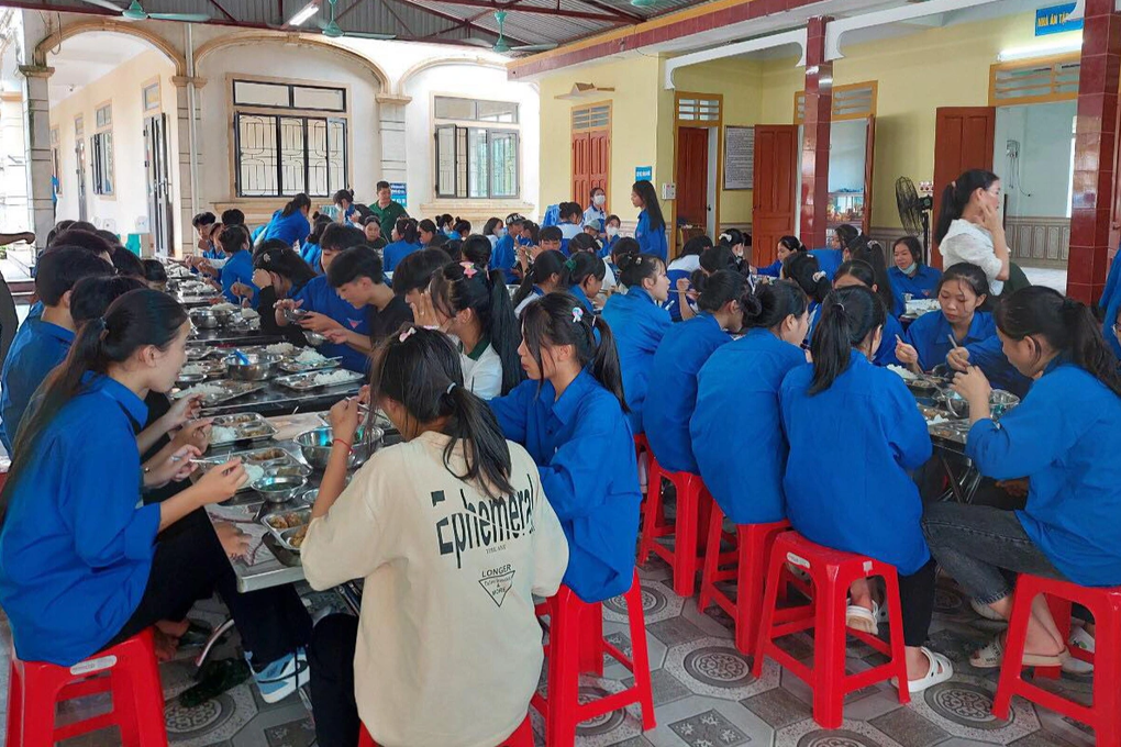 Thầy cô xuống bếp nấu cơm cho học trò vùng ngập lũ - 1 Thầy cô xuống bếp nấu cơm cho học trò vùng ngập lũ - 1
