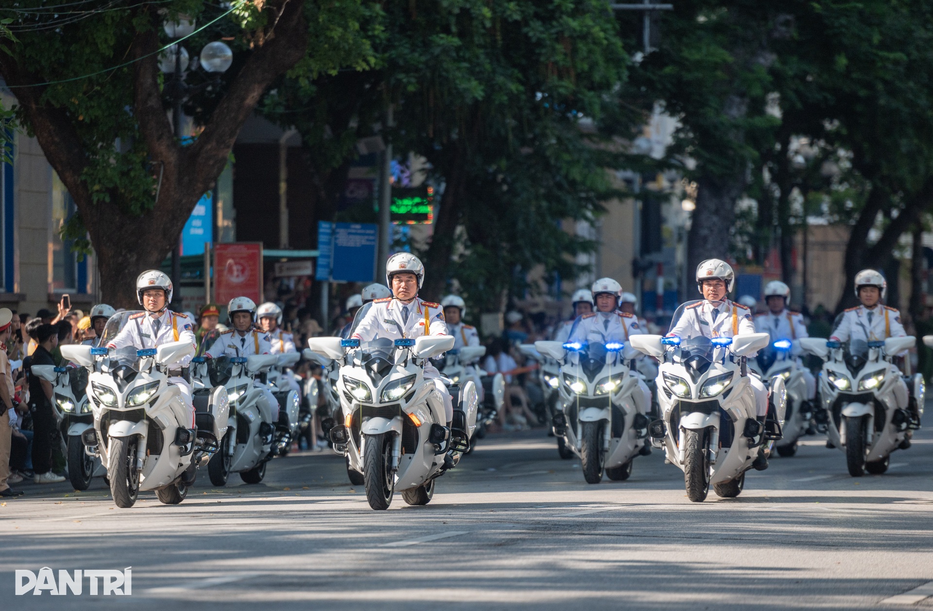 Cảnh sát Việt Nam, Nga, Trung Quốc hòa nhạc bên hồ Hoàn Kiếm - 3 Cảnh sát Việt Nam, Nga, Trung Quốc hòa nhạc bên hồ Hoàn Kiếm - 3