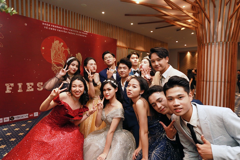Lộ diện cặp đôi tài sắc đăng quang Đại sứ THPT Chuyên Sư phạm - 1 Lộ diện cặp đôi tài sắc đăng quang Đại sứ THPT Chuyên Sư phạm - 1