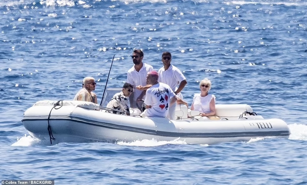 David Beckham tận hưởng kỳ nghỉ xa hoa trên du thuyền tại Italy - 9 David Beckham tận hưởng kỳ nghỉ xa hoa trên du thuyền tại Italy - 9