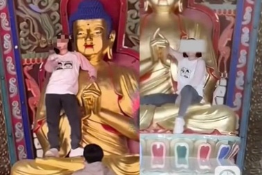 Phẫn nộ nữ du khách trèo lên tượng Phật, yêu cầu mọi người "quỳ xuống"
