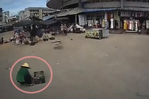 Người phụ nữ ngồi trong chợ bị ô tô khách cán qua