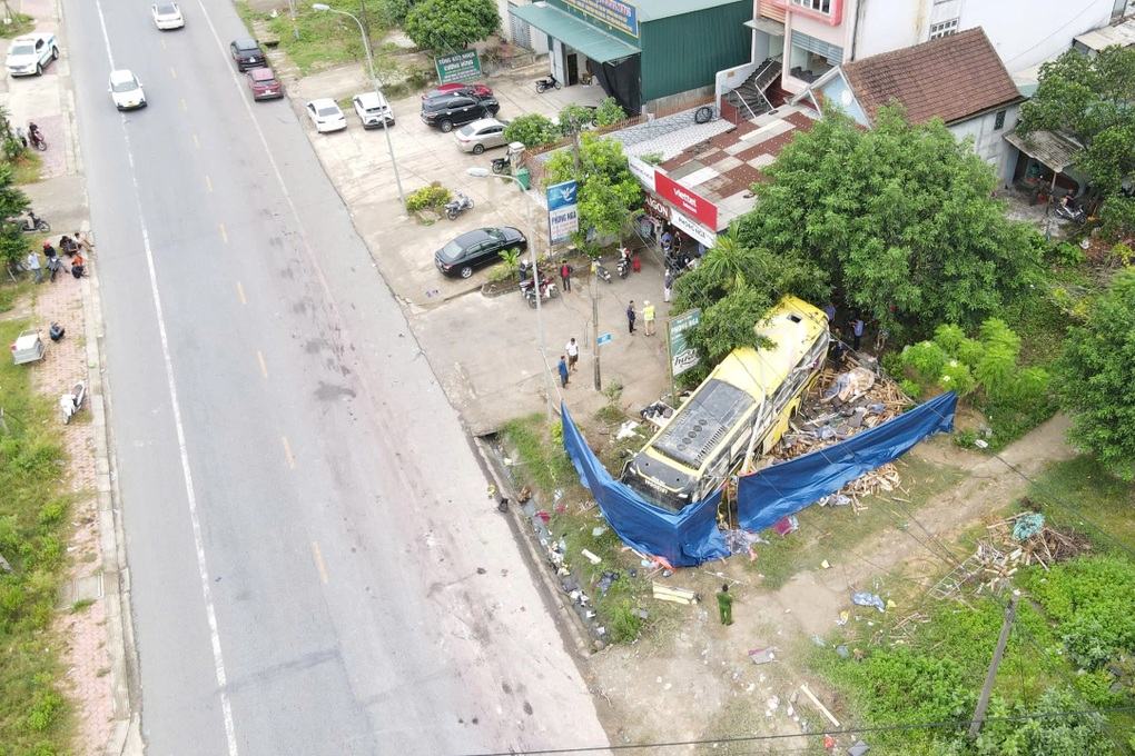 Vụ lật xe khách 10 người chết: Mưa, đường dốc nhưng tài xế chạy quá tốc độ - 2 Vụ lật xe khách 10 người chết: Mưa, đường dốc nhưng tài xế chạy quá tốc độ - 2