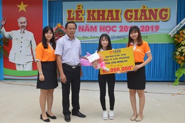 Trao học bổng đến nữ thủ khoa tỉnh Sóc Trăng