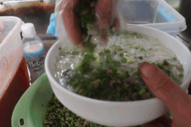 Quán bún hến 30 năm tuổi ở Hà Nội, ngày bán 2 tạ hến, 1 tạ bún