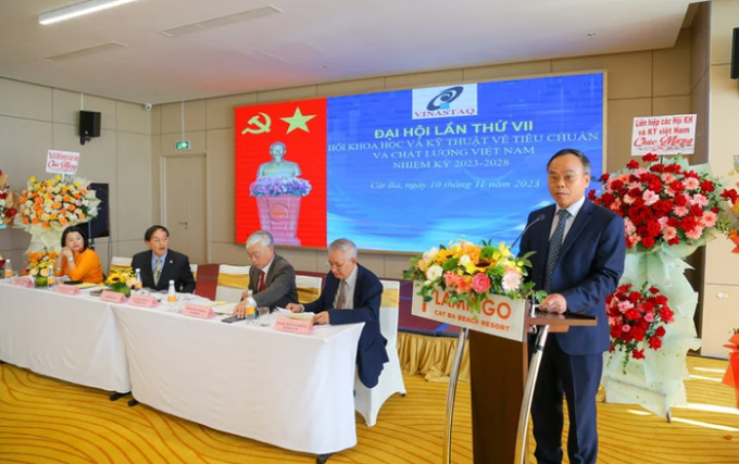 Ông Trần Văn Vinh, Chủ tịch Hội Vinastaq phát biểu khai mạc.
