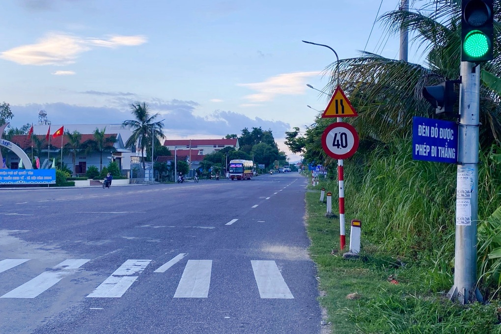 Đề nghị tháo dỡ biển chỉ dẫn đèn đỏ được đi thẳng - 2 Đề nghị tháo dỡ biển chỉ dẫn đèn đỏ được đi thẳng - 2