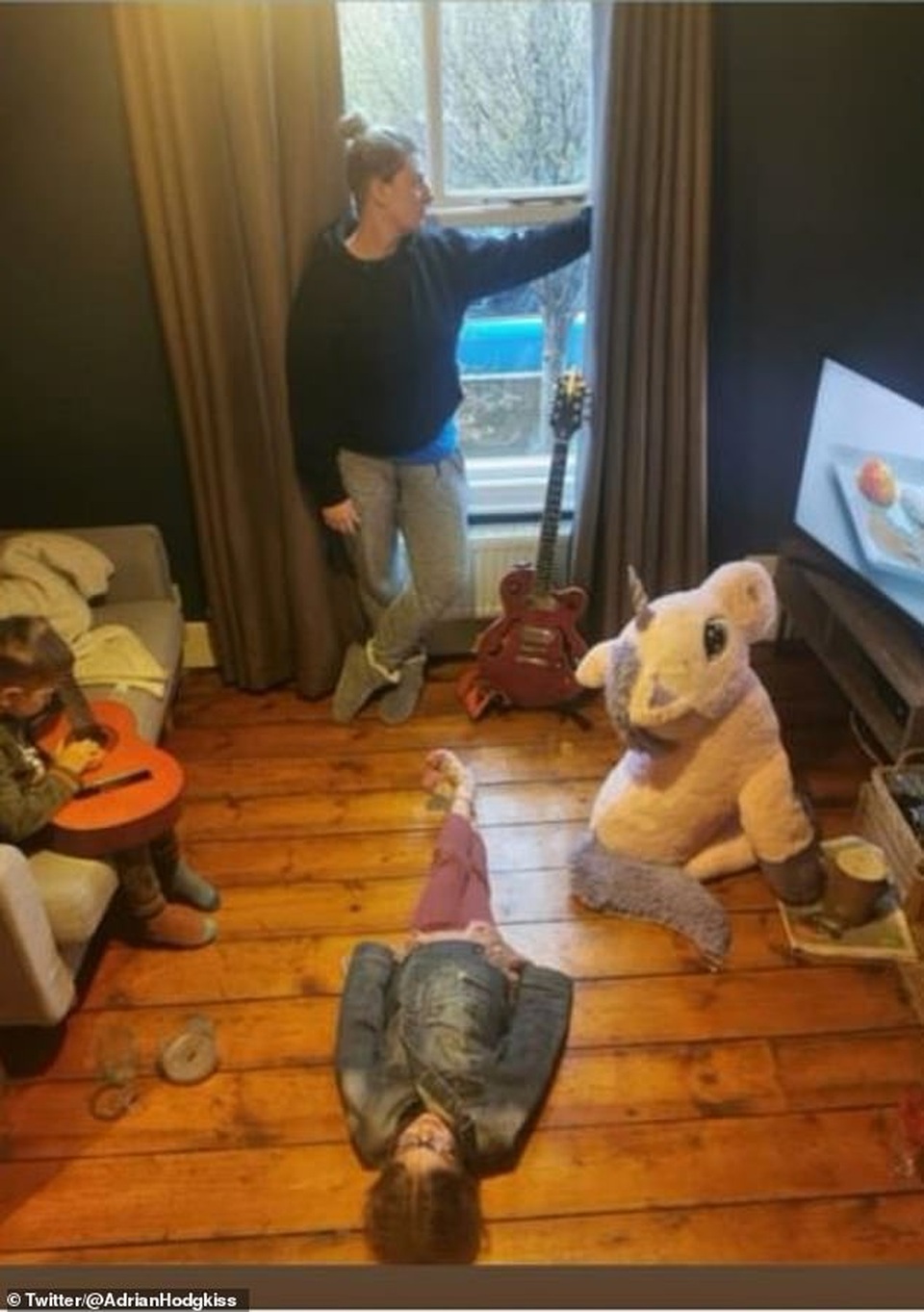 Cách ly xã hội, cư dân mạng thi nhau trở thành nhân vật trên bìa album - 10 Cách ly xã hội, cư dân mạng thi nhau trở thành nhân vật trên bìa album - 10