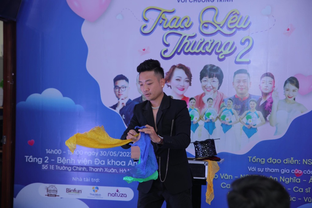 Trà My, Thảo Vân xúc động trao yêu thương cho bệnh nhân ung thư - 6 Trà My, Thảo Vân xúc động trao yêu thương cho bệnh nhân ung thư - 6