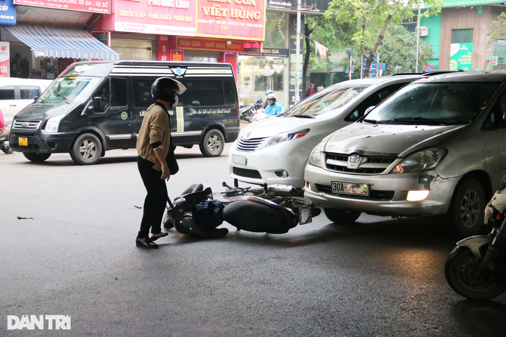 Hà Nội: Hàng loạt phương tiện đi ngược chiều trên đường Nguyễn Xiển mở rộng - 4 Hà Nội: Hàng loạt phương tiện đi ngược chiều trên đường Nguyễn Xiển mở rộng - 4