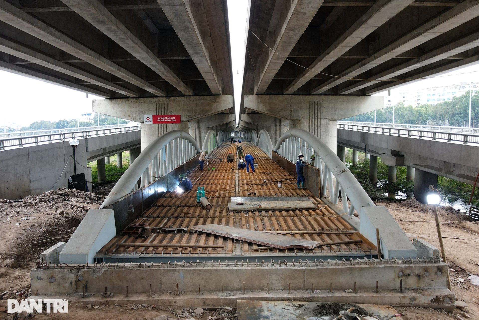 Cận cảnh loạt công trình giao thông xây dựng chậm tiến độ tại Hà Nội - 1 Cận cảnh loạt công trình giao thông xây dựng chậm tiến độ tại Hà Nội - 1