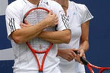 Agassi vô tình "nện" trúng... mặt vợ 