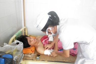 Ba sinh viên bị côn đồ chém dã man