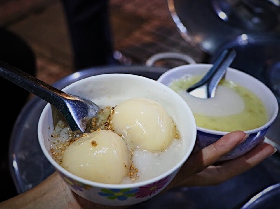 Cụ bà, nồi chè và gần 50 năm tuổi nghề nơi vỉa hè Sài Gòn - 14 Cụ bà, nồi chè và gần 50 năm tuổi nghề nơi vỉa hè Sài Gòn - 14