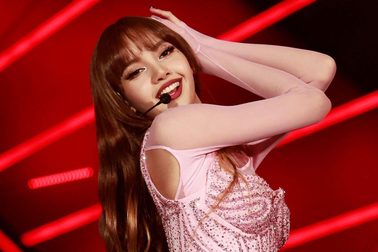 Lisa: "Búp bê sống" sở hữu vòng eo 48cm, loạt kỷ lục ấn tượng của Blackpink