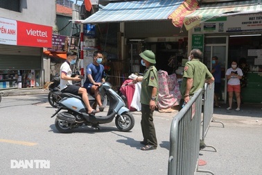 Dựng rào phong tỏa, xét nghiệm hàng chục người ở phố Hàm Tử Quan