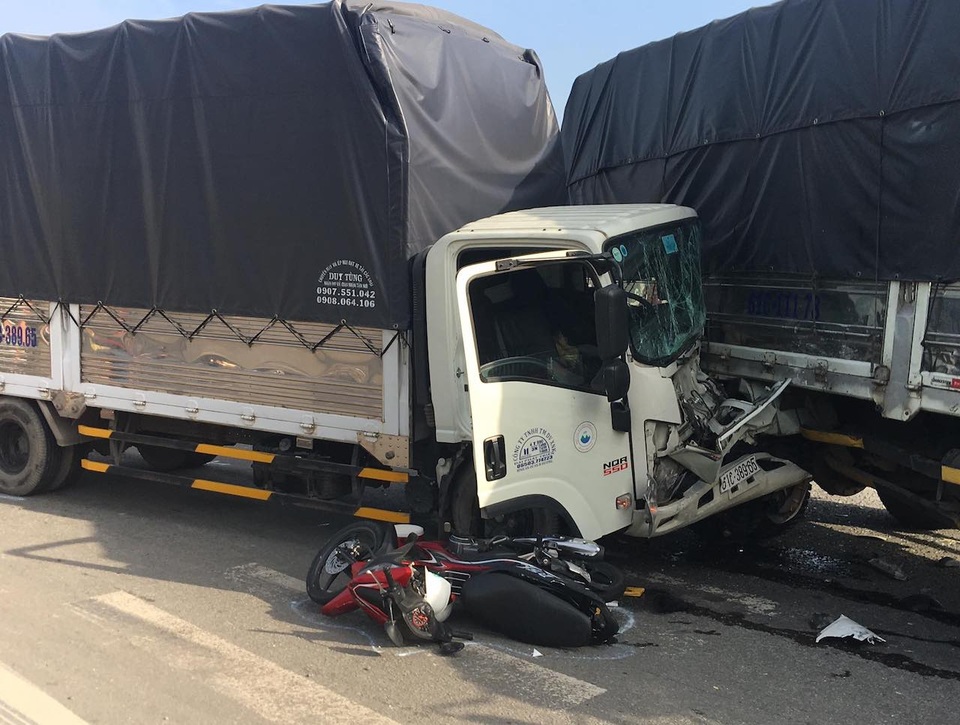 Xe container tông hàng loạt phương tiện đang dừng đèn đỏ - 2 Xe container tông hàng loạt phương tiện đang dừng đèn đỏ - 2