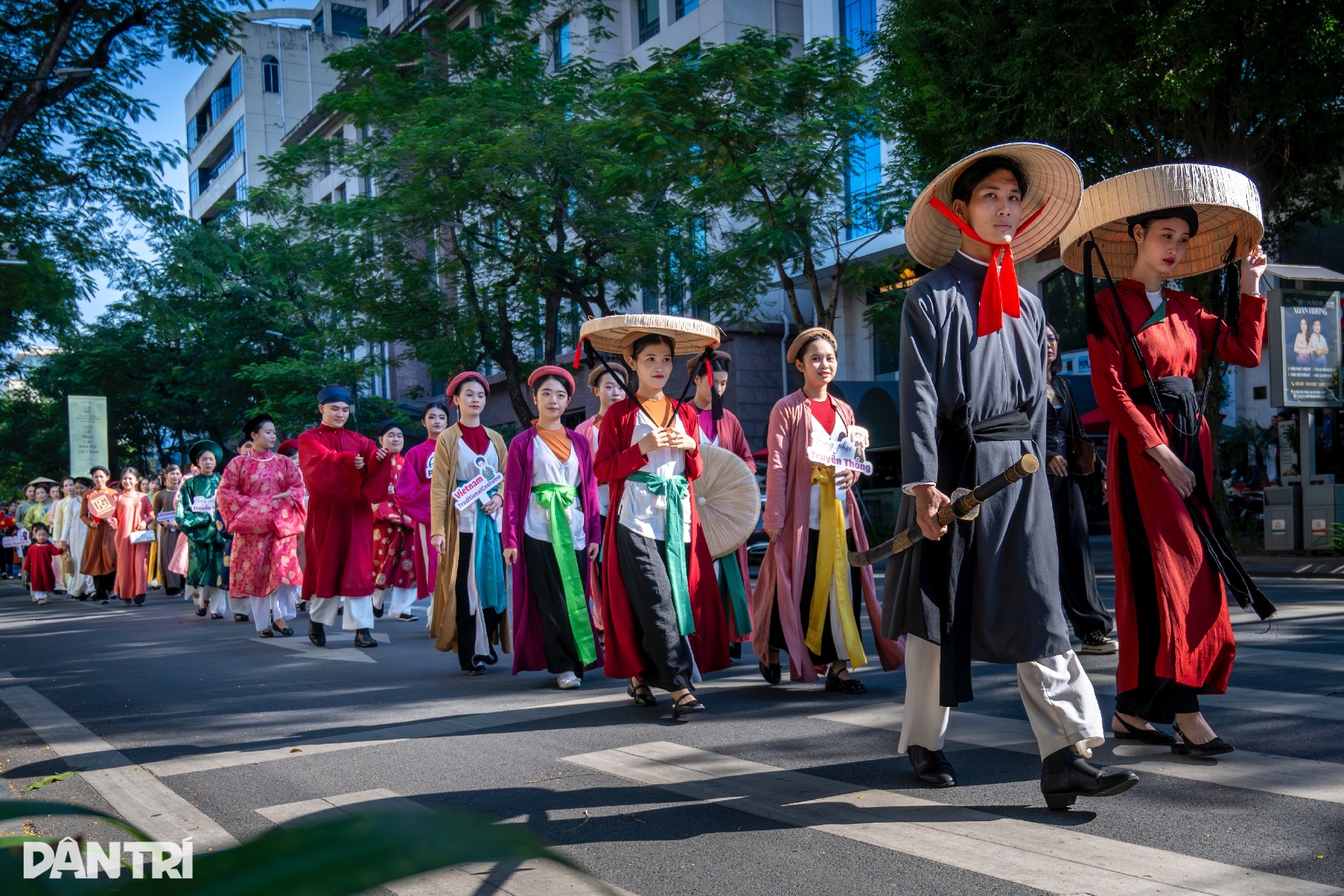 Hơn 1.000 người diễu hành cổ phục, khoe sắc rực rỡ quanh hồ Hoàn Kiếm - 2
