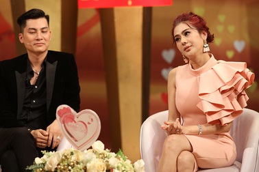 Chồng trẻ kém 8 tuổi tiết lộ chuyện “chăn gối” với Lâm Khánh Chi