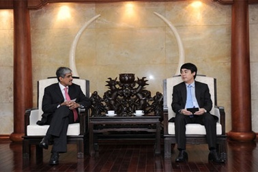 Tổng giám đốc Vietcombank tiếp lãnh đạo cấp cao của Standard Chartered Bank