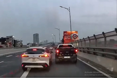 Tài xế đỗ xe chắn ngang đường vì "đang vội mà đường tắc"