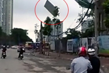 Hà Nội: Đứng tim vì tấm tôn lớn treo trên cẩu văng giữa trời