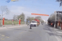 Người đàn ông lao xe máy vào gầm ô tô, nghi say xỉn