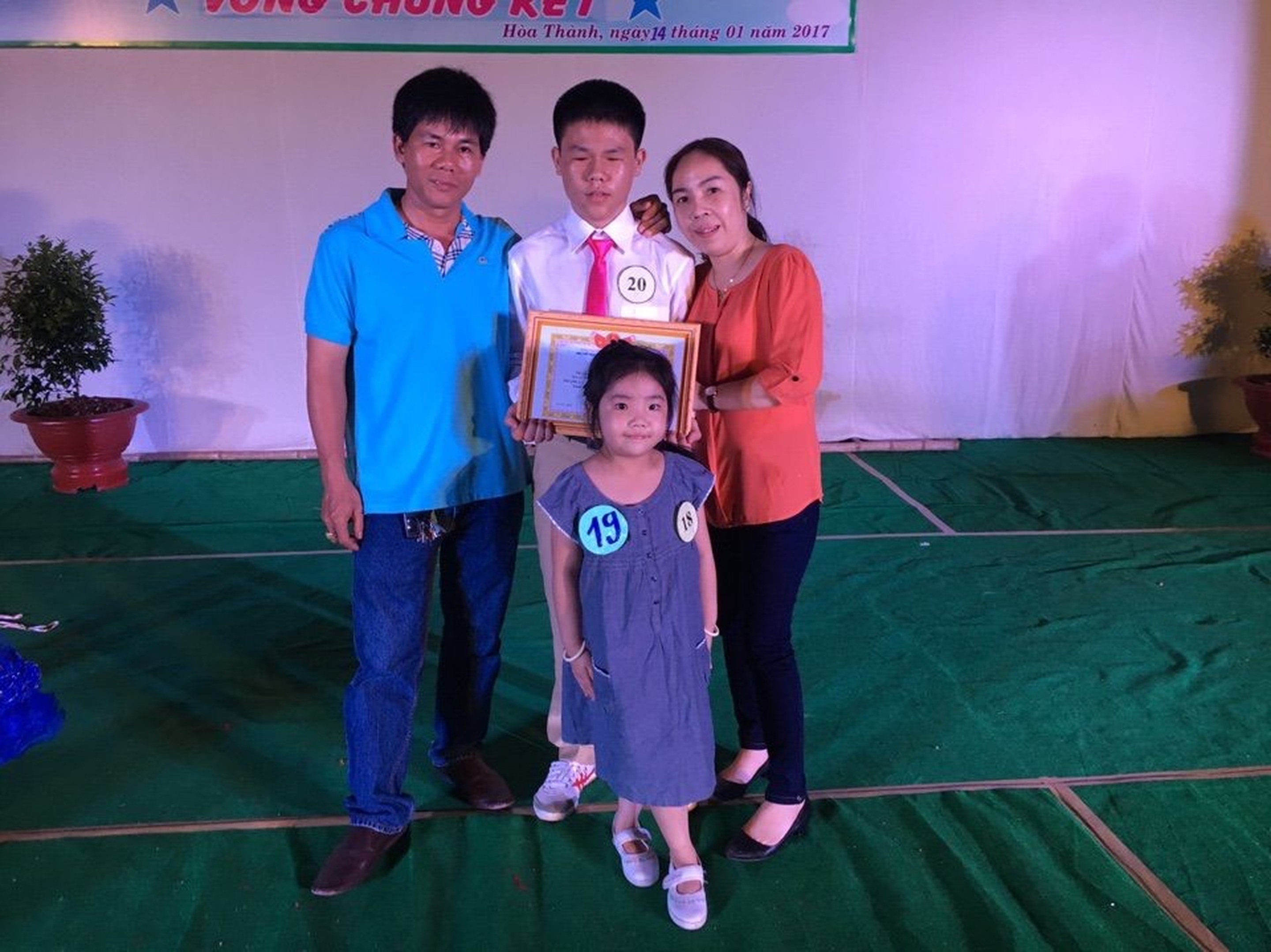 Cậu bé mù tiến thẳng vào đại học bằng giọng hát mẹ cho - 2 Cậu bé mù tiến thẳng vào đại học bằng giọng hát mẹ cho - 2