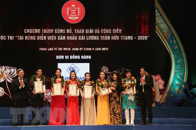 Trao huy chương cho các tài năng của sân khấu cải lương Trần Hữu Trang - Ảnh 1. Trao huy chương cho các tài năng của sân khấu cải lương Trần Hữu Trang - Ảnh 1.
