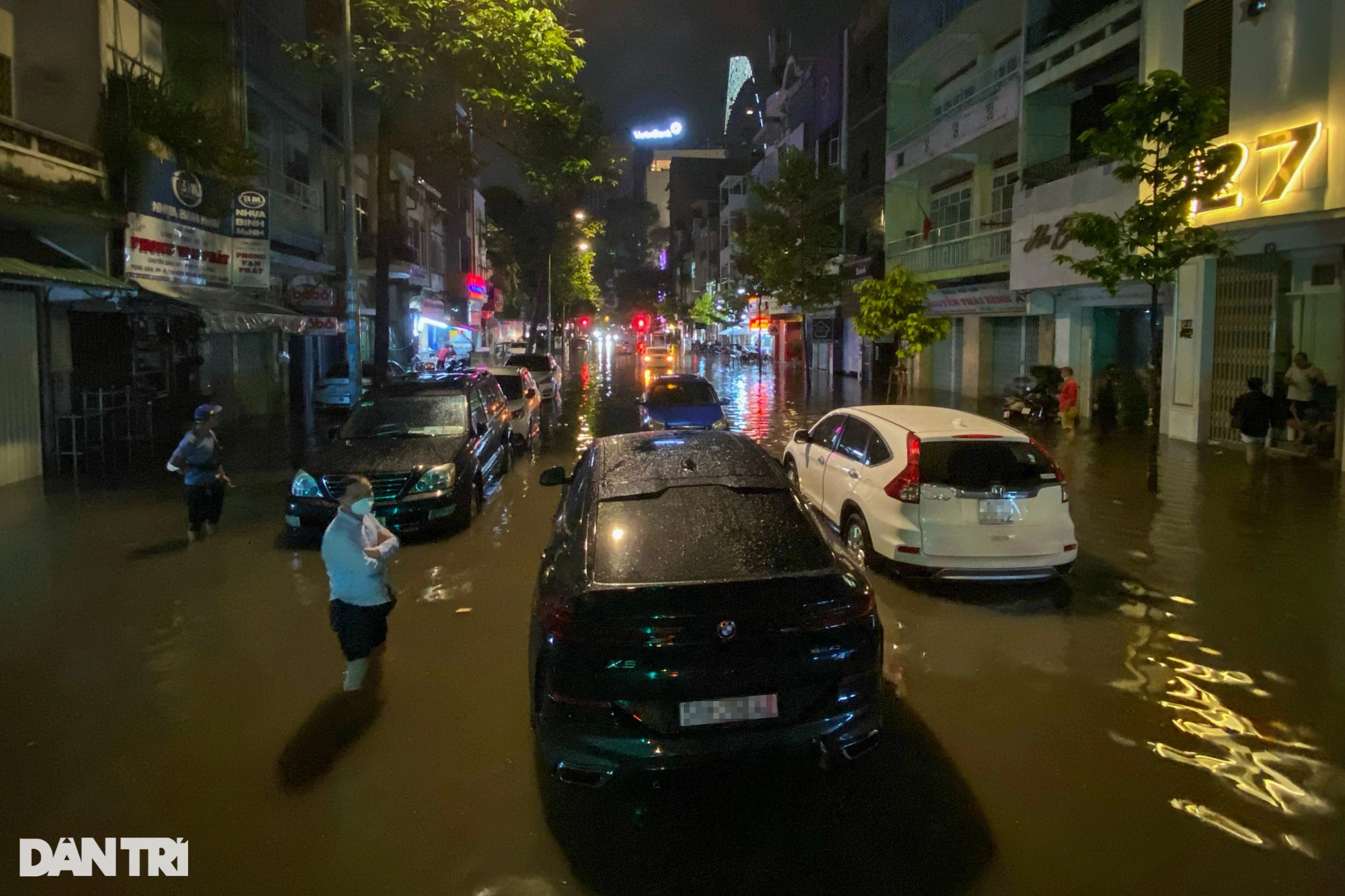 Trung tâm TPHCM ngập sâu do mưa lớn và triều cường, nhiều xe sang chết máy - 5 Trung tâm TPHCM ngập sâu do mưa lớn và triều cường, nhiều xe sang chết máy - 5