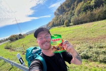 Từ lời nói đùa với bạn, khách Tây đi bộ 450 ngày từ Anh sang Việt Nam