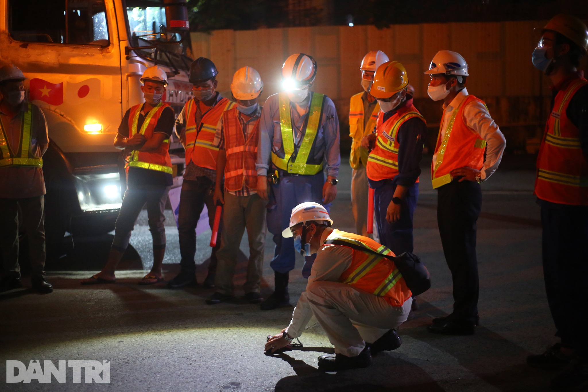 Xe siêu trọng xuyên đêm vận chuyển 3 toa tàu Metro số 1 về Depot Long Bình - 3