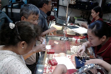 Mua vàng cưới "chạy" giá