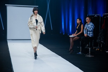 Khi người mẫu “quên” kéo khóa quần trên sàn catwalk