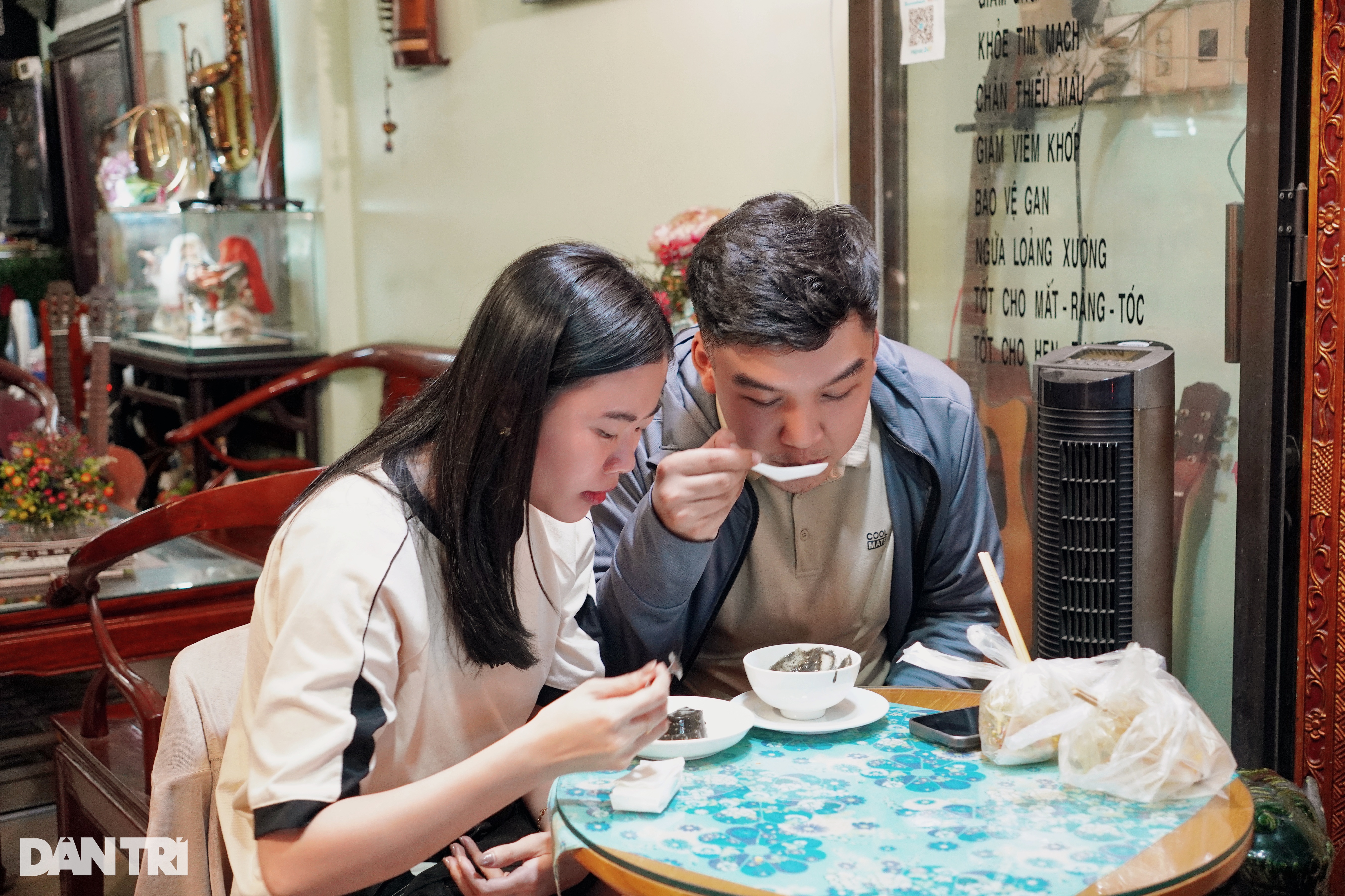 Quán chè bình dân ở khu đắt đỏ TPHCM: Chủ 70 tuổi đàn piano phục vụ khách - 1