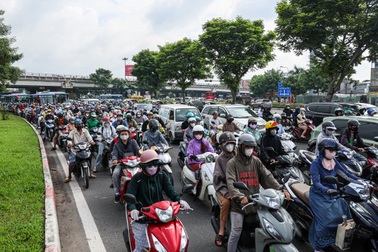 Hạn chế phương tiện rời Bến xe Miền Đông để giảm kẹt xe trên quốc lộ 13