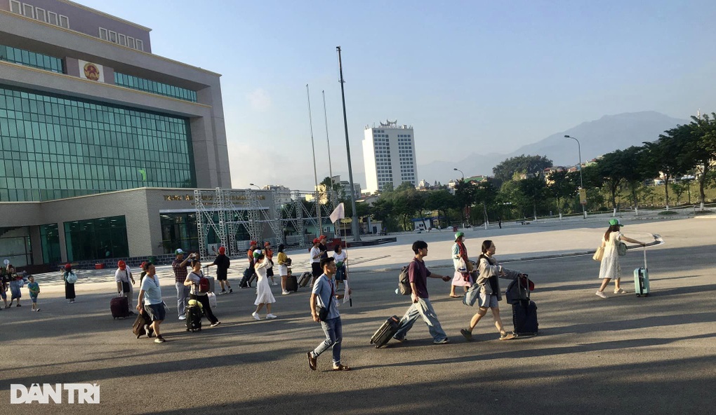 Nghỉ lễ, hàng nghìn người xếp hàng qua cửa khẩu Lào Cai sang Trung Quốc - 3 Nghỉ lễ, hàng nghìn người xếp hàng qua cửa khẩu Lào Cai sang Trung Quốc - 3