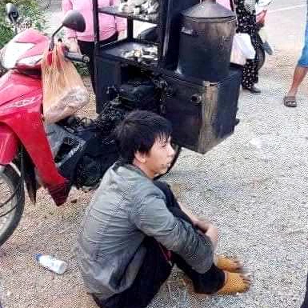 Bật khóc vì bị cháy rụi cả xe bánh bao, chàng trai nhận niềm vui bất ngờ - 1 Bật khóc vì bị cháy rụi cả xe bánh bao, chàng trai nhận niềm vui bất ngờ - 1