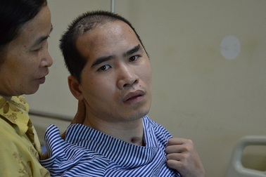 Người mẹ khóc nghẹn mong con trai "tha tội" vì...mẹ không còn khả năng cứu con