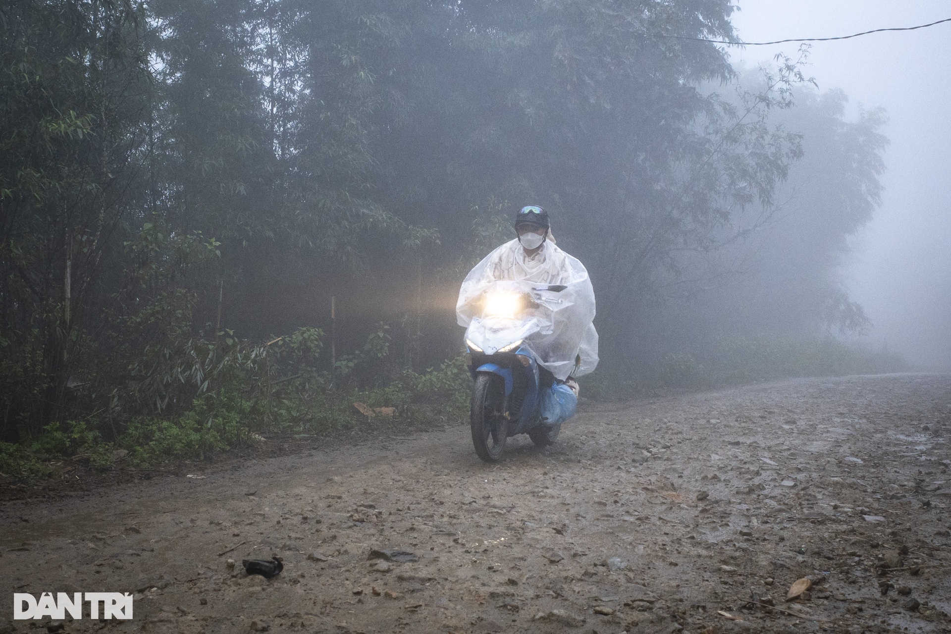 Mây mù phủ kín lối đi tại thôn bản cao nhất Việt Nam - 7